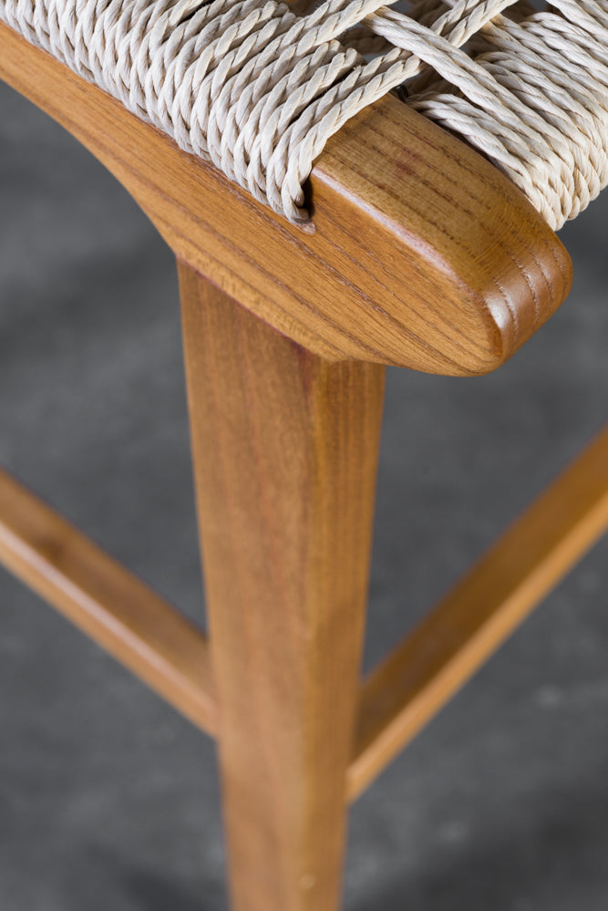 כיסא בר חבלים מעץ מלא גוון עץ טבעי