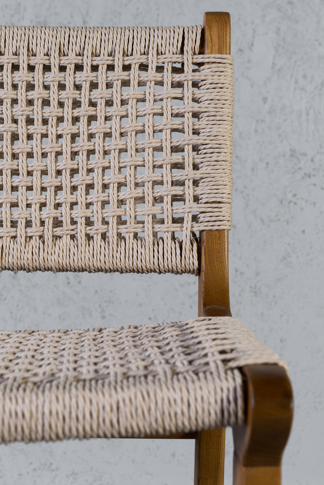 כיסא בר חבלים מעץ מלא גוון עץ טבעי