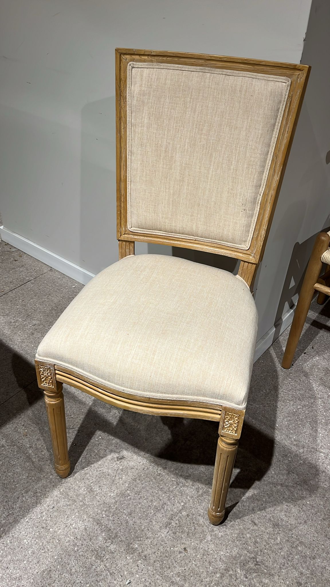 כיסא מעץ מלא משענת מרובעת  - בד בהיר  סוג ב'!