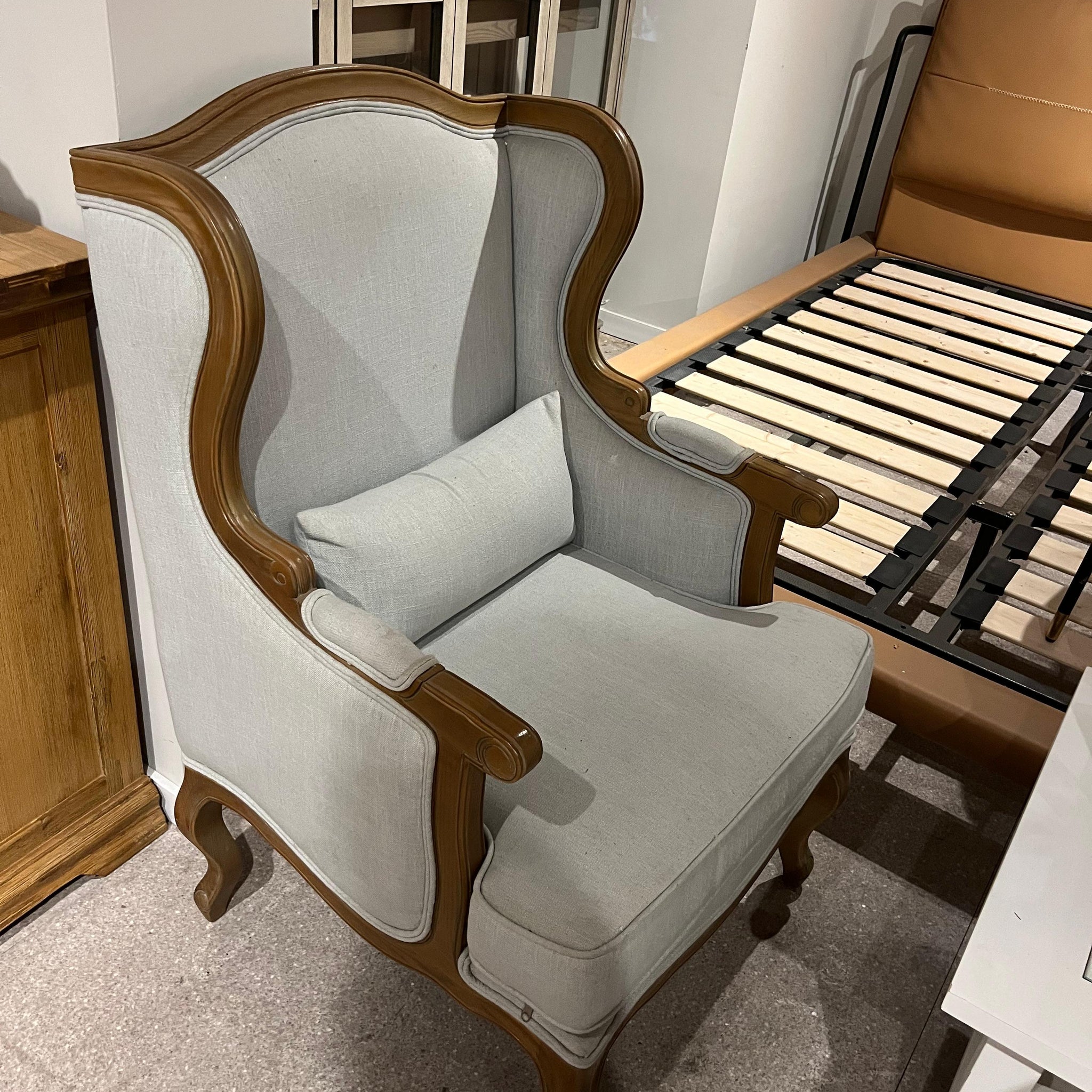 כורסא גדולה עץ אלון בד “קרח” - סוג ב'!