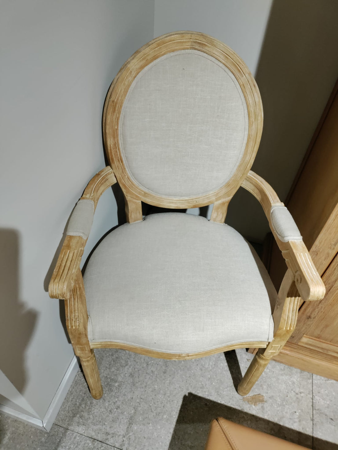 כיסא צרפתי עם ידיות בד בז’ בהיר