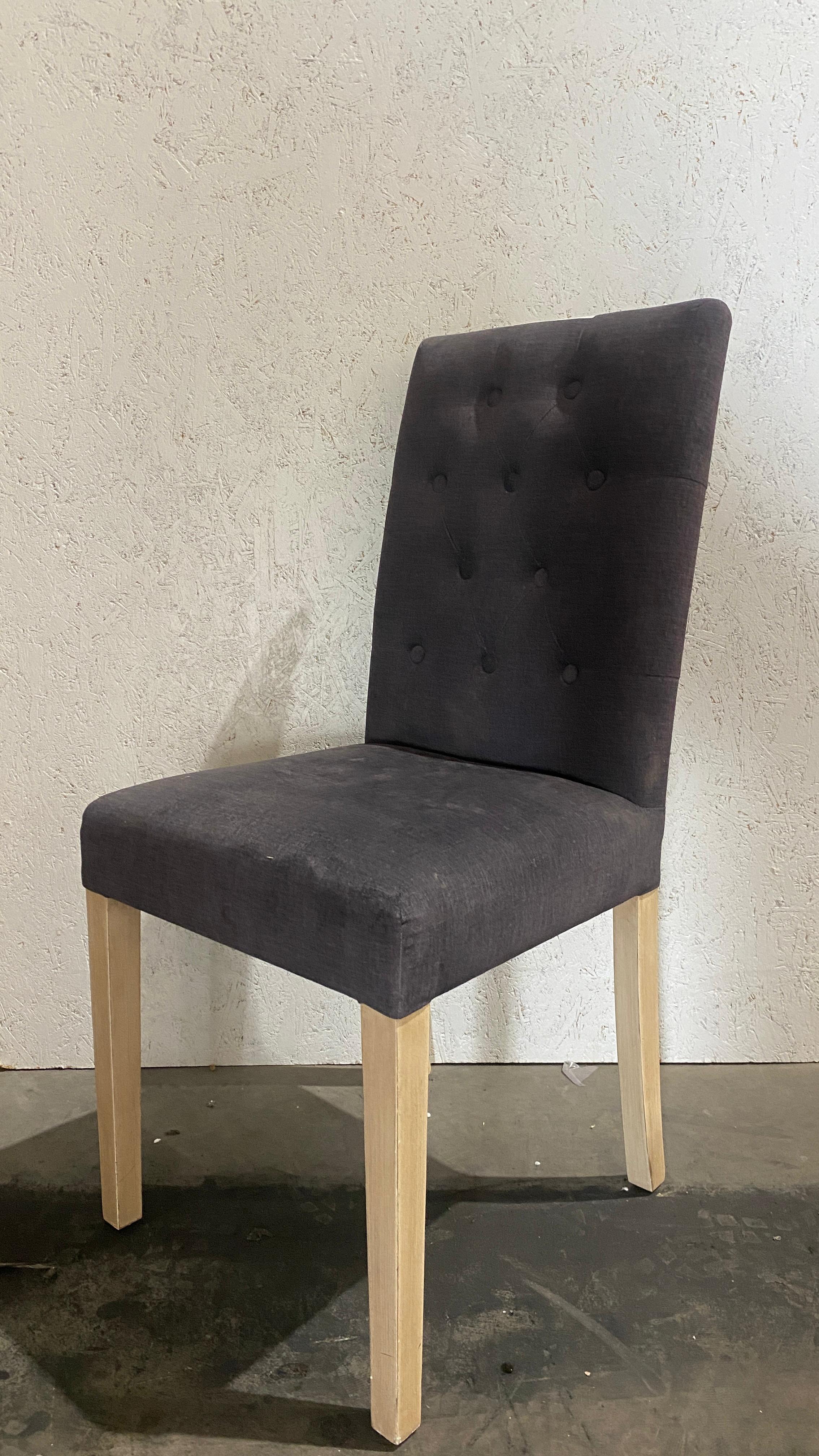 כיסא קפיטונג’ כהה