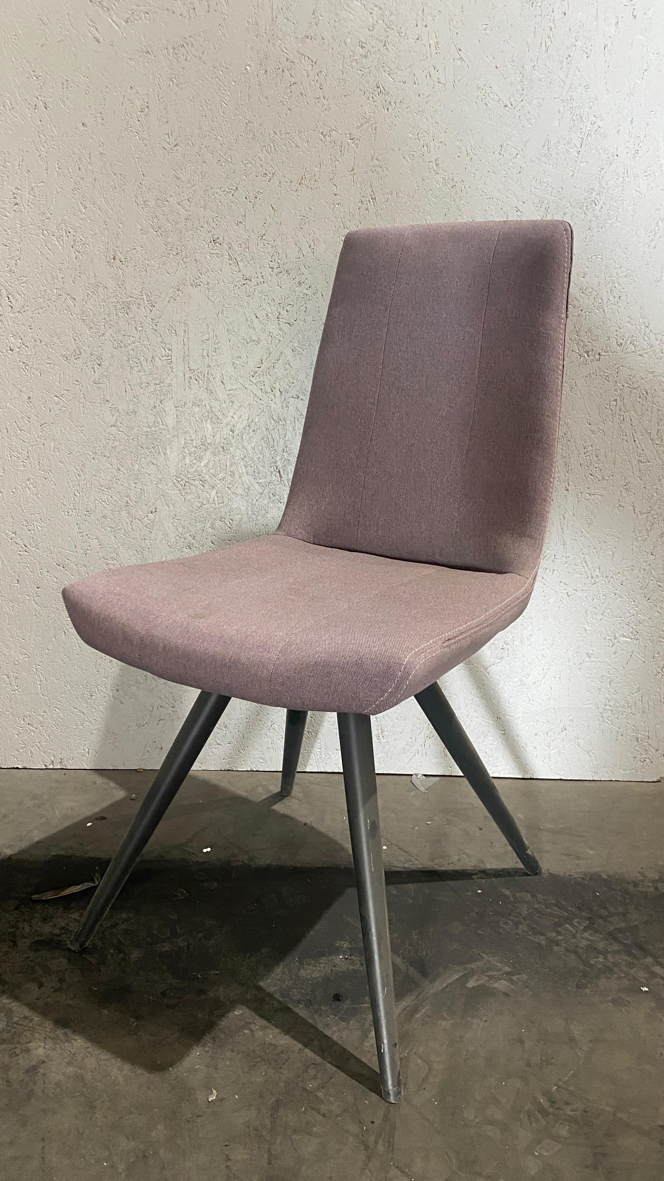 כיסא מרופד אפור רגליים שחרות