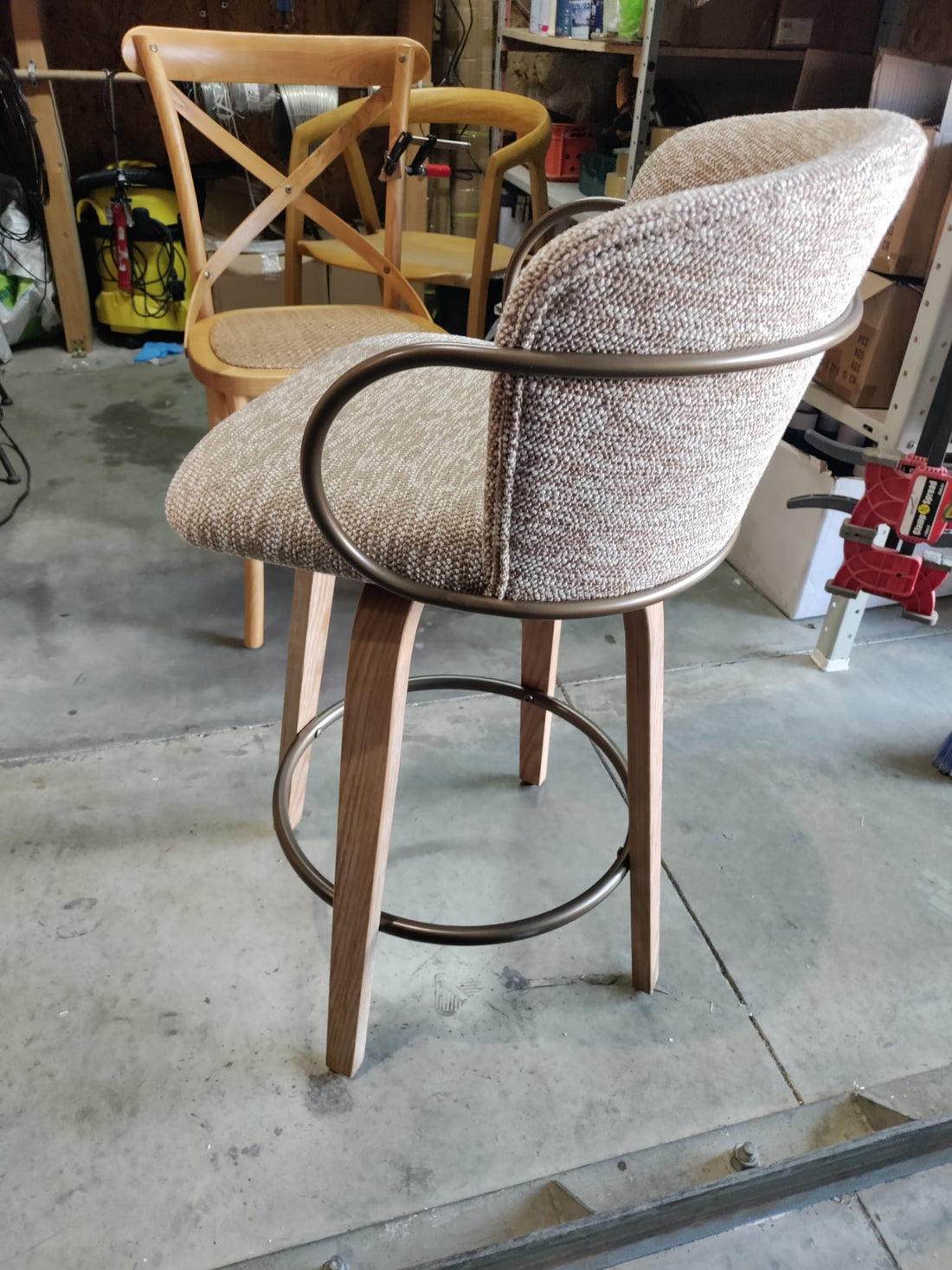 כיסא בר מרופד בד חום בעל רגלי עץ וטבעת ברזל - סוג ב'