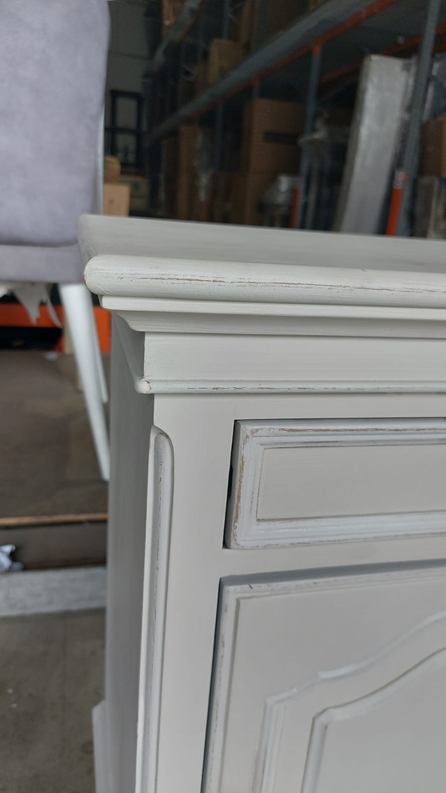 שידת לילה ימין , שידת צד מיטה מעץ בסגנון ריהוט כפרי צד מקולקציית רומנס גוון לבן - סוג ב'! !