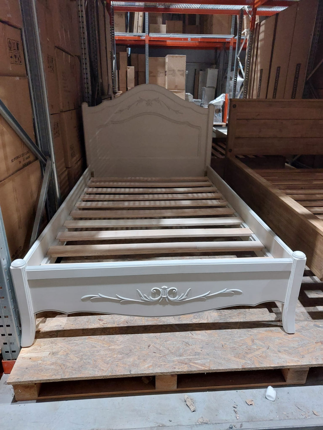 מיטה זוגית מעץ מקולקציית לוברון בגוון לבן 120/200