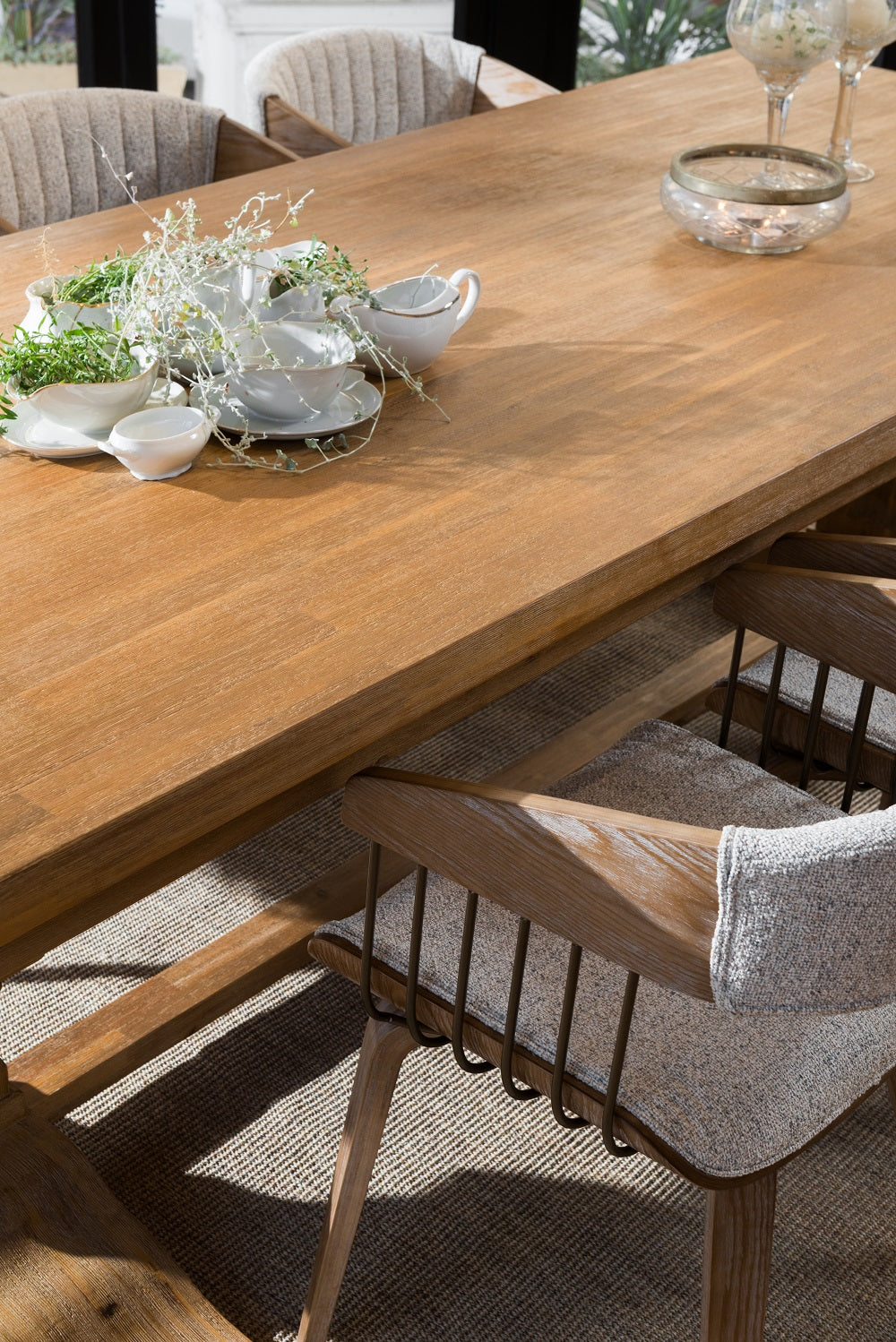 שולחן אוכל אבירים נפתח מעץ מלא מקולקציית נורמנדי