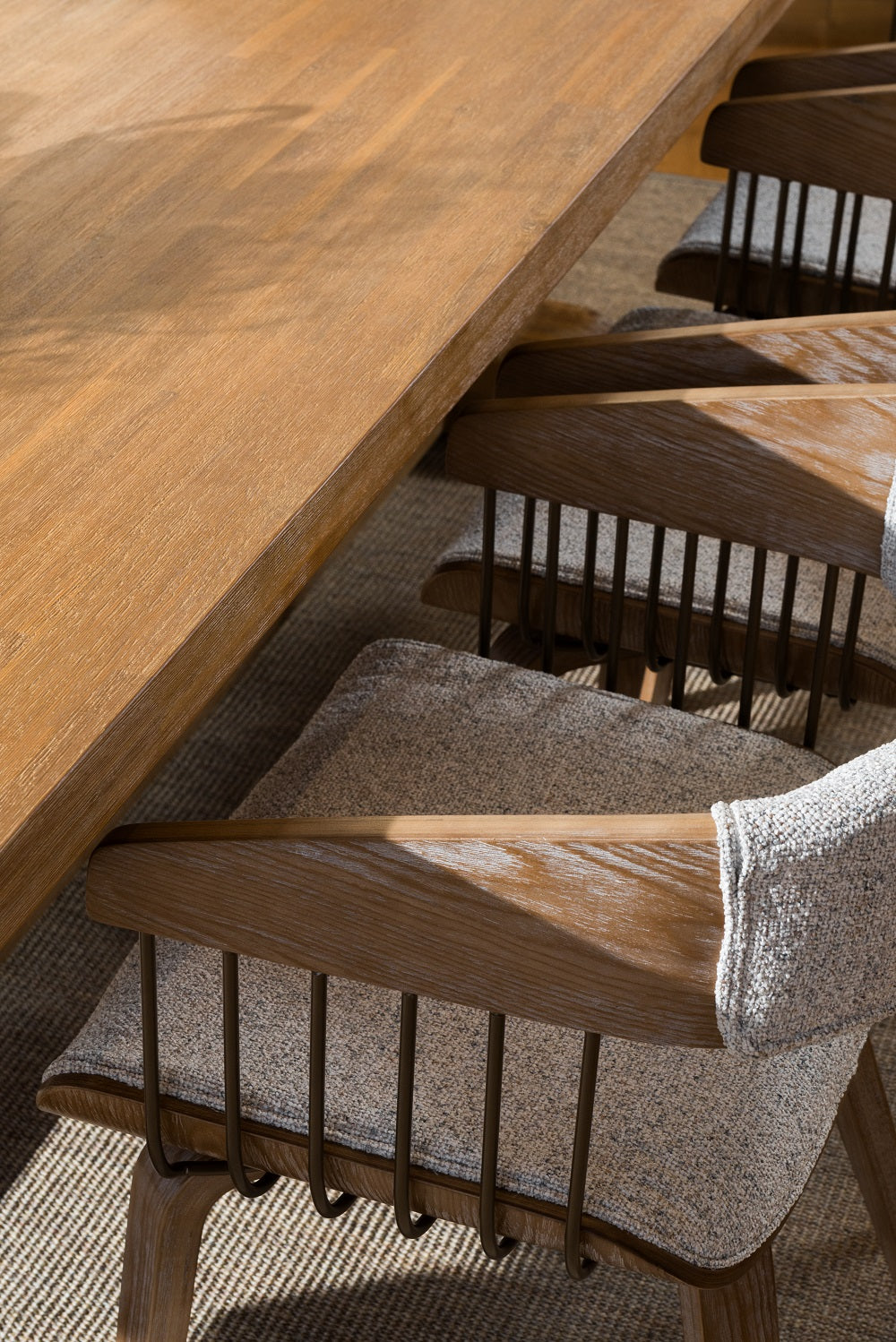 שולחן אוכל אבירים נפתח מעץ מלא מקולקציית נורמנדי