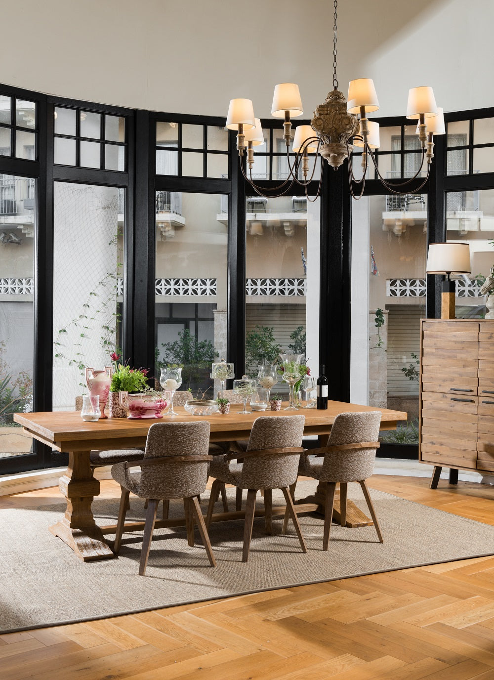 שולחן אוכל אבירים נפתח מעץ מלא מקולקציית נורמנדי