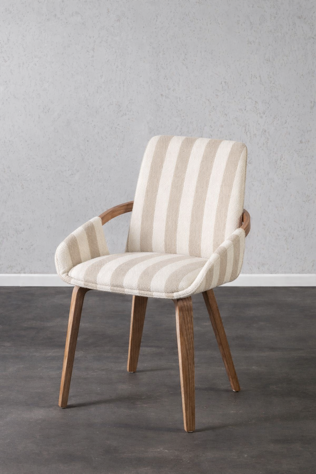 כיסא מרופד בד פסים חום בעל משענת גבוהה