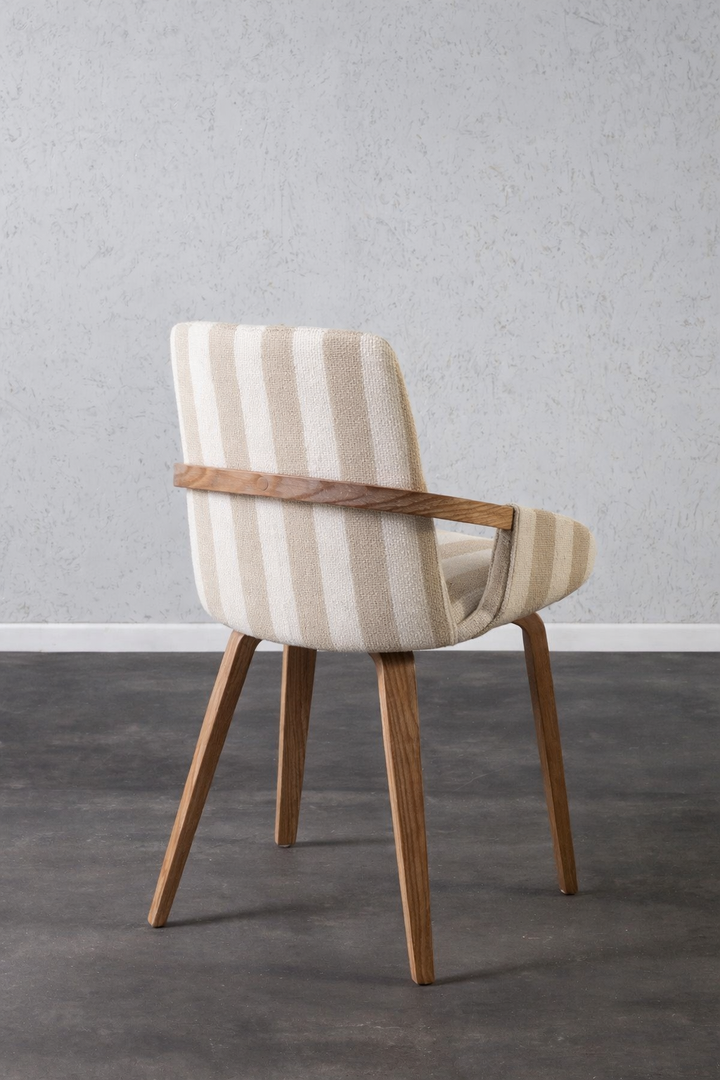 כיסא מרופד בד פסים חום בעל משענת גבוהה