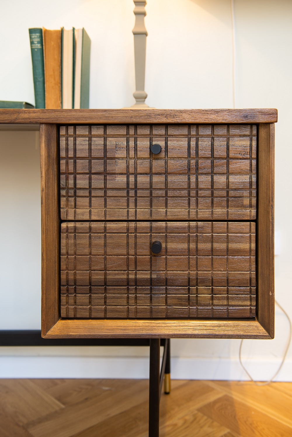 שולחן עבודה מעץ מלא מקולקציית מייז