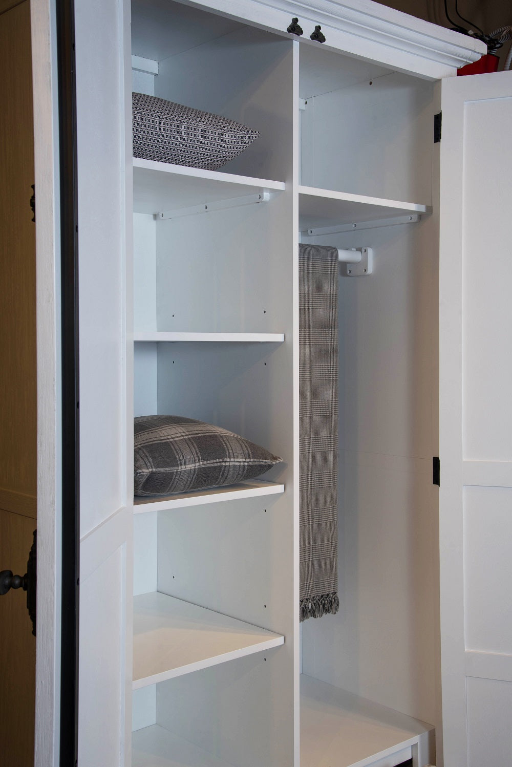 ארון בגדים נורמנדי לבן - סוג ב'!