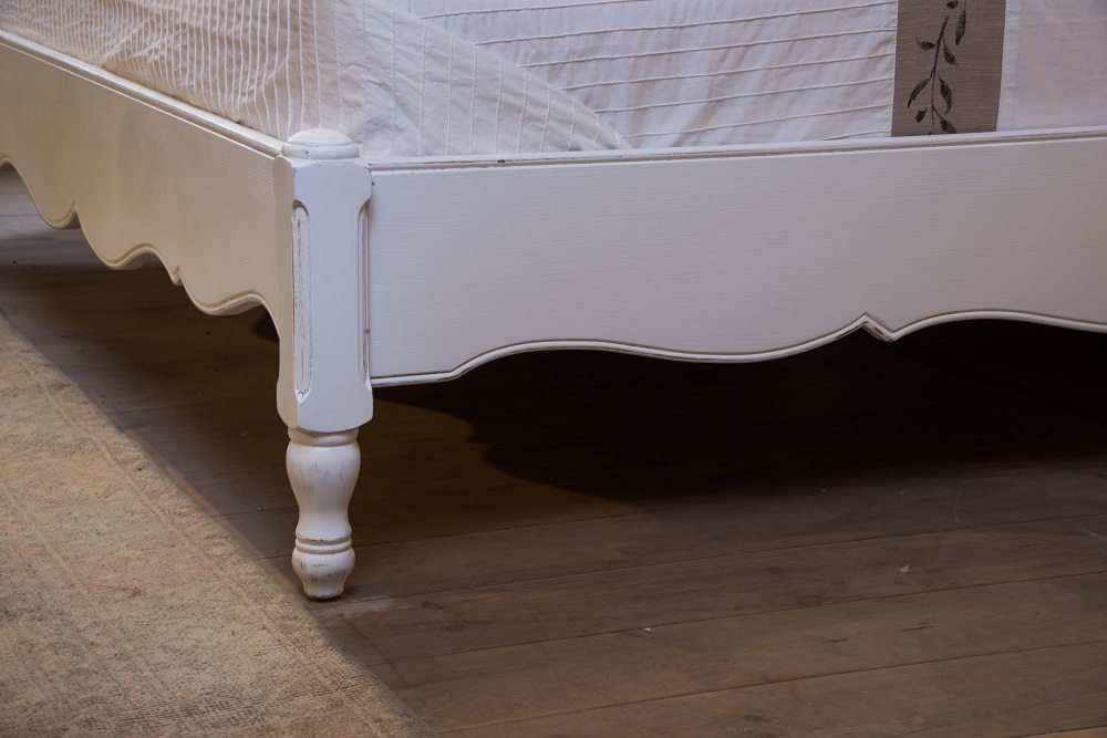 מיטה זוגית מעץ מקולקציית רומנס פרונט ישר 140/190