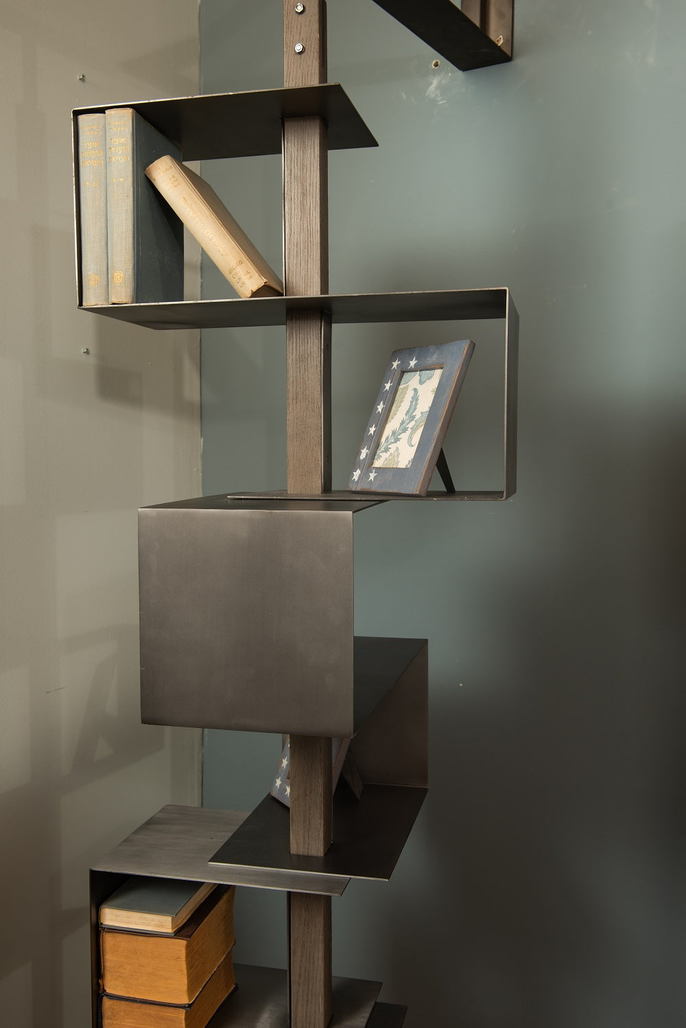 עמוד ספרייה מתכת מקולקציית נגרים