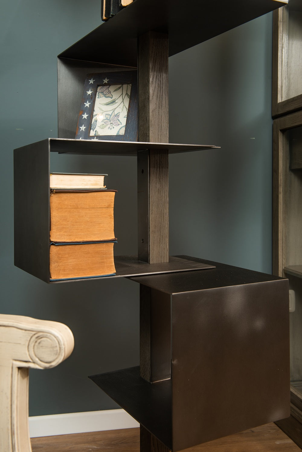 עמוד ספרייה מתכת מקולקציית נגרים