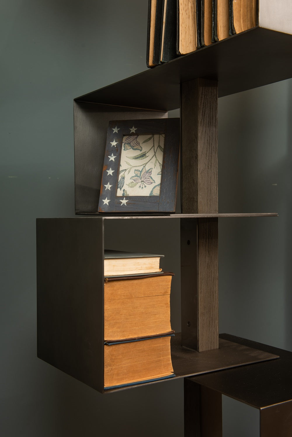 עמוד ספרייה מתכת מקולקציית נגרים