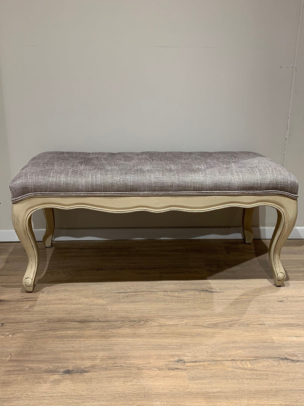 ספסל מרופד אפור כהה מקולקציית שאטו