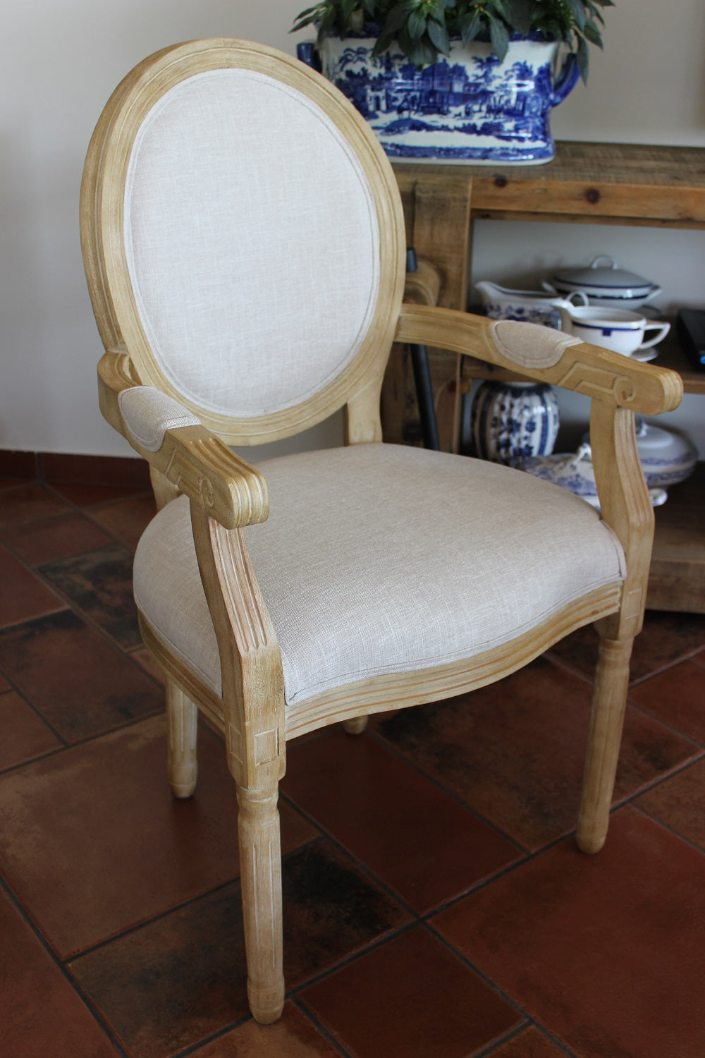 כיסא צרפתי עם ידיות בד בז’ בהיר