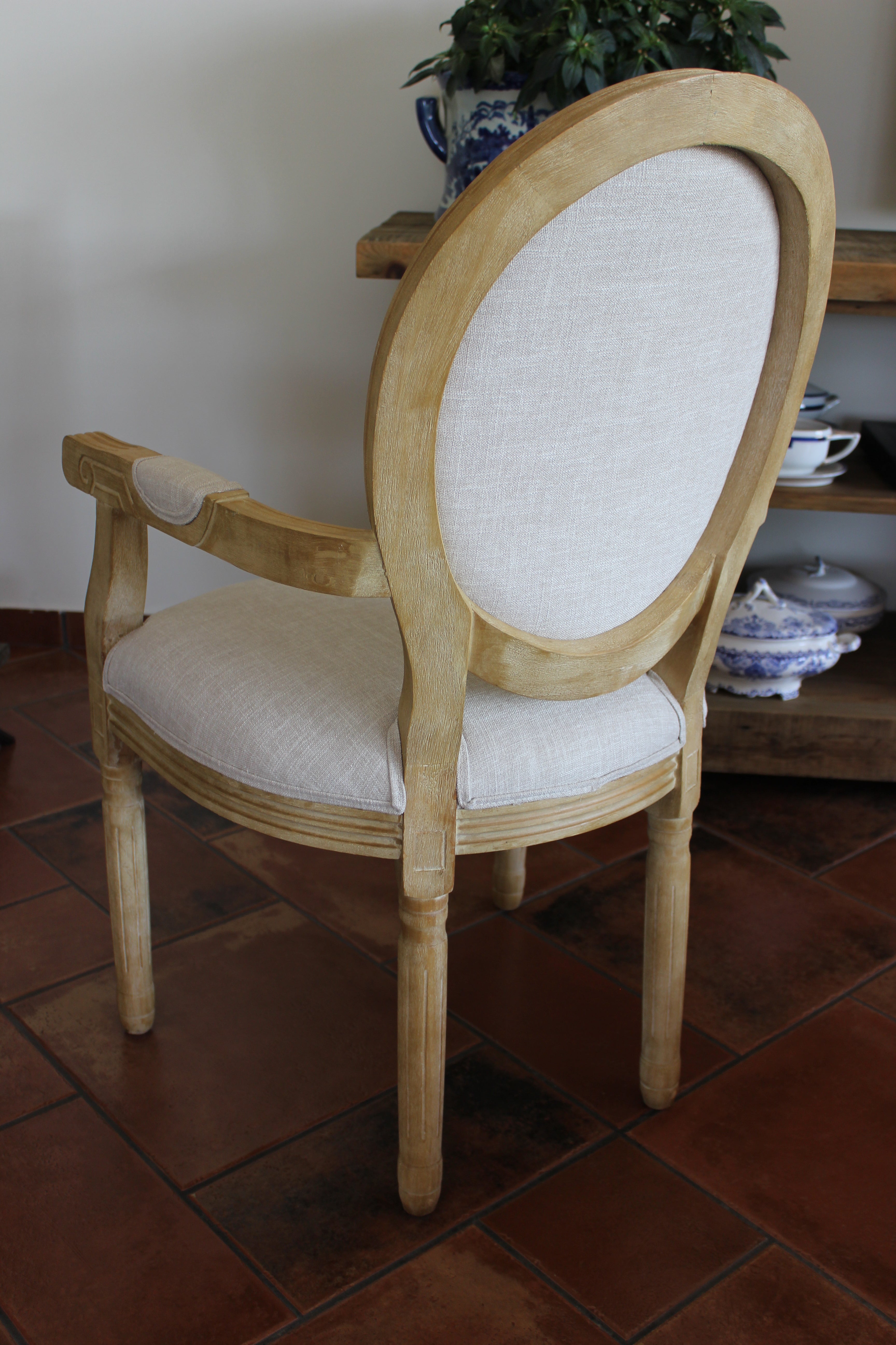 כיסא צרפתי עם ידיות בד בז’ בהיר