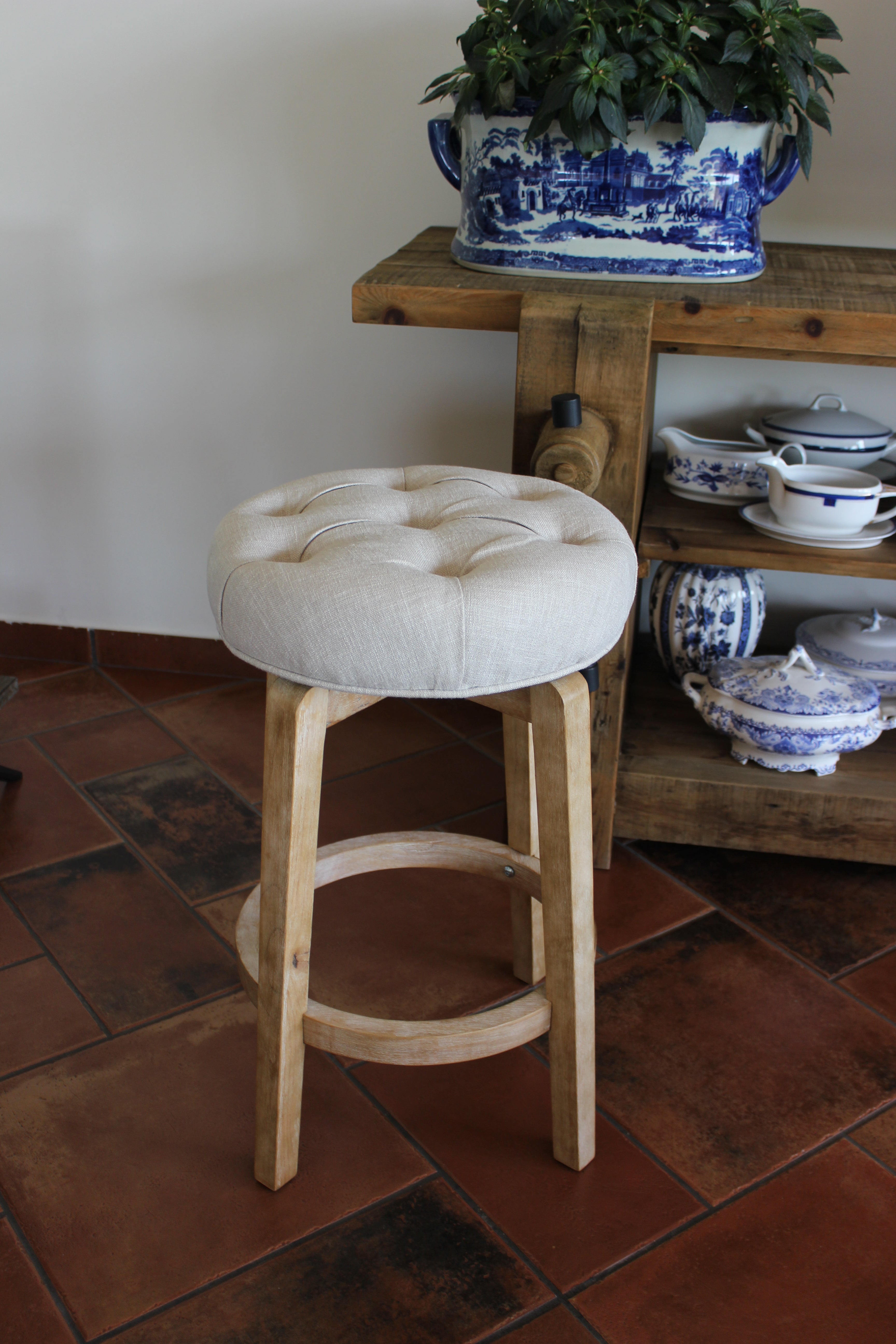 כיסא בר מעץ מלא מושב עגול צרפתי בד בז' בהיר !