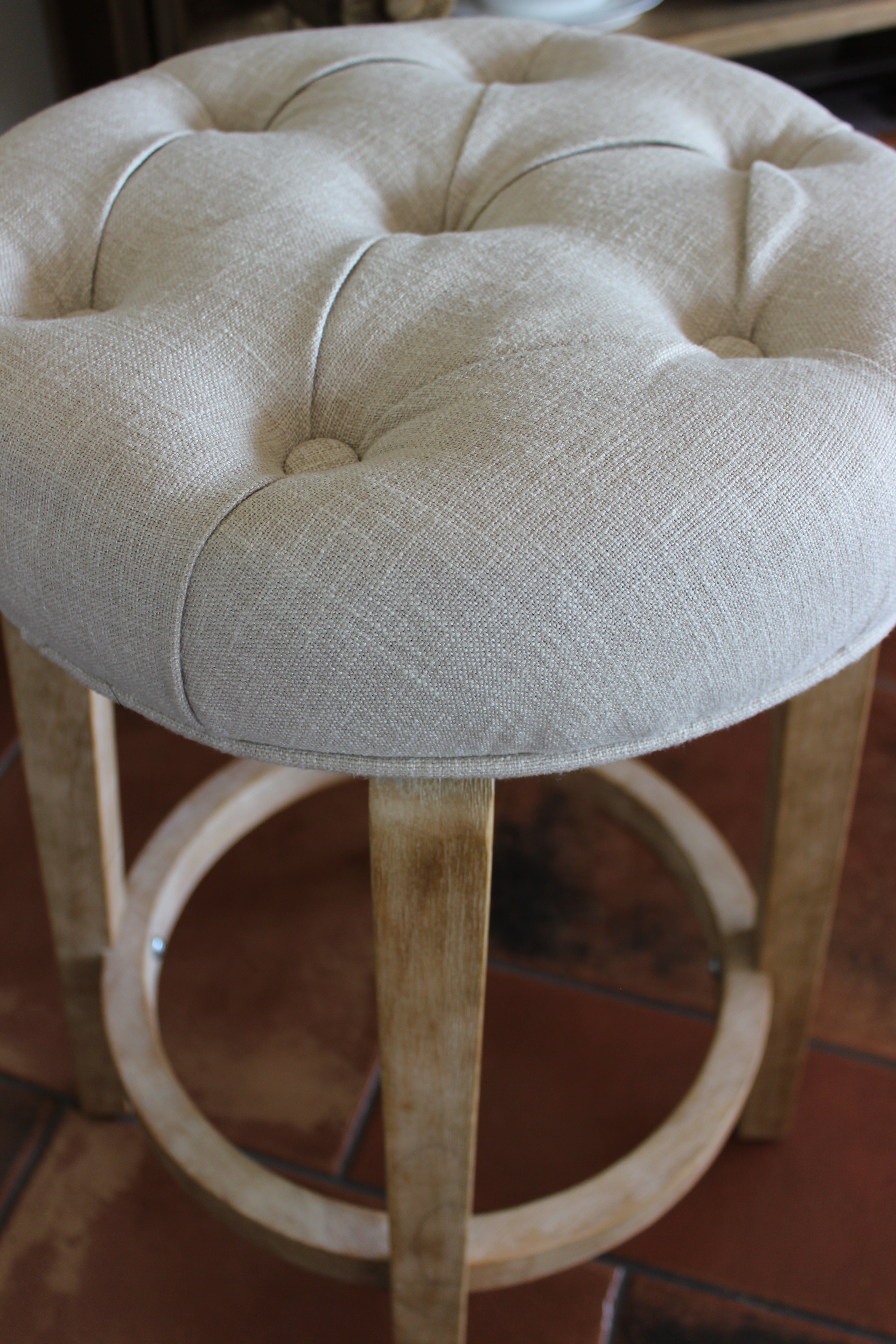 כיסא בר מעץ מלא מושב עגול צרפתי בד בז' בהיר !