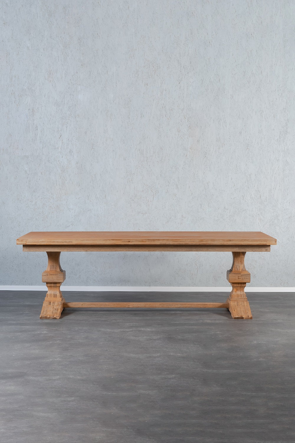 שולחן אוכל מעץ מלא בסנגון כפרי