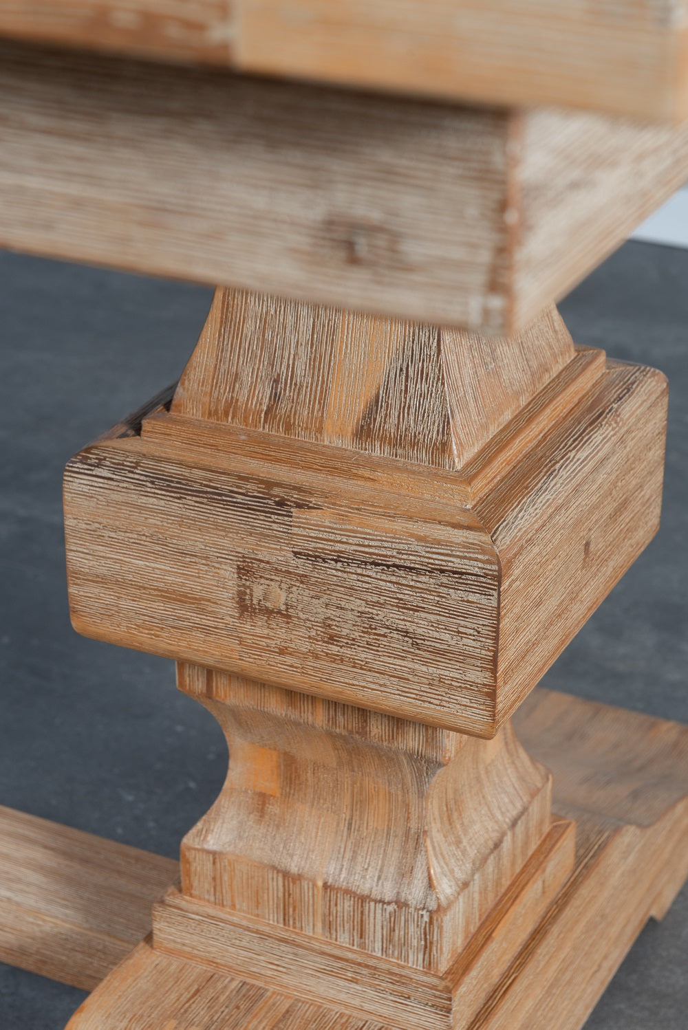 שולחן אוכל אבירים נפתח מעץ מלא מקולקציית נורמנדי