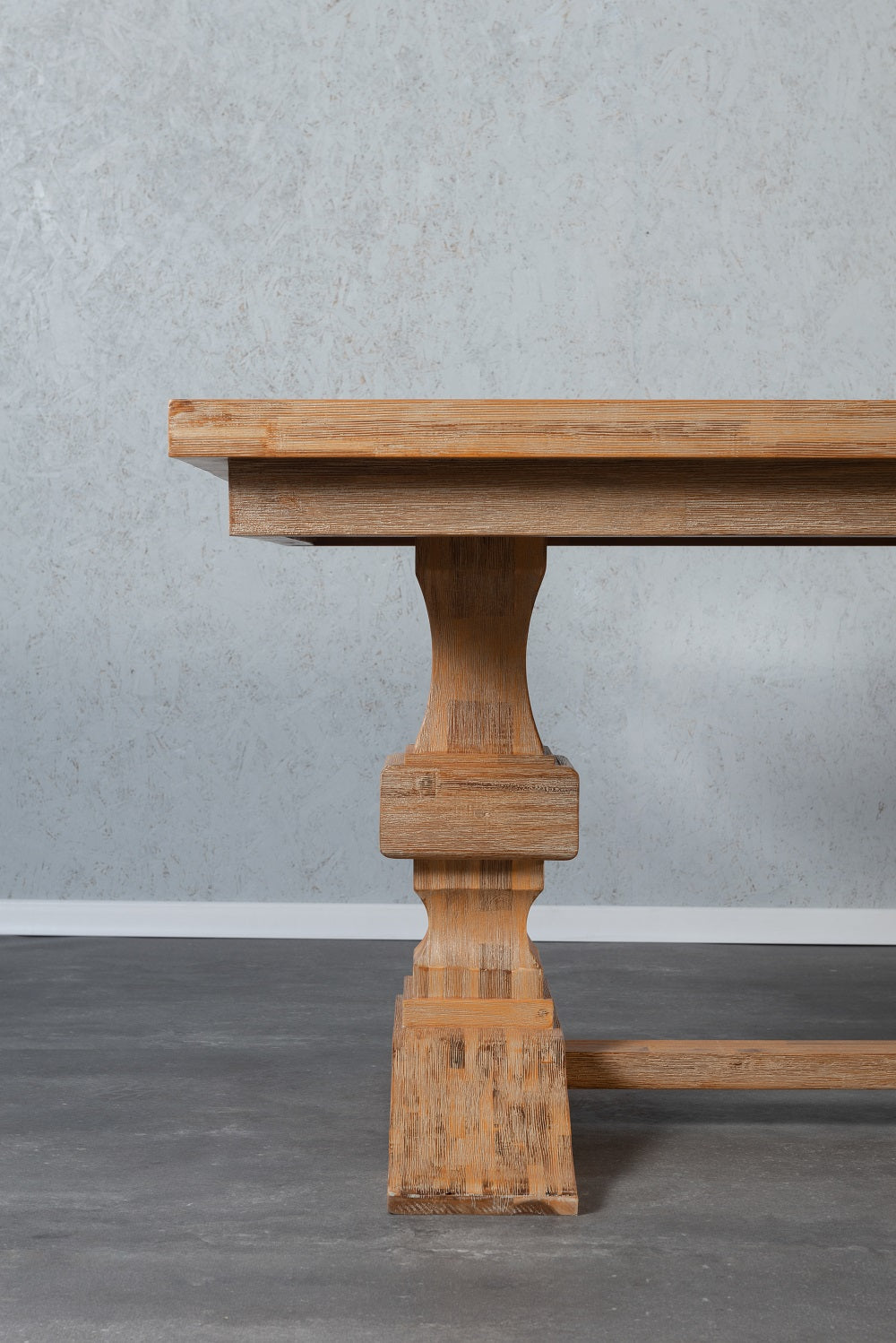 שולחן אוכל אבירים נפתח מעץ מלא מקולקציית נורמנדי