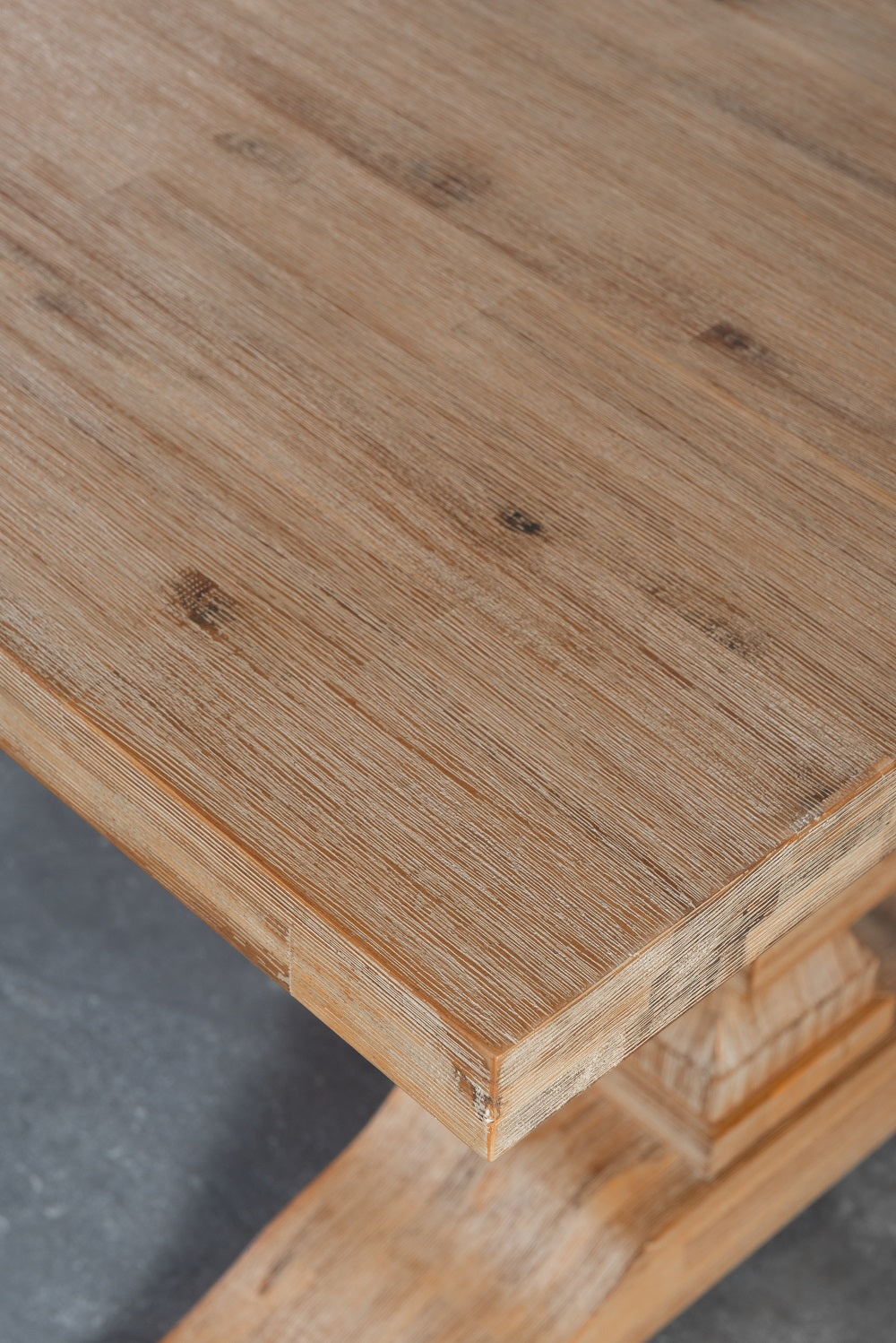 שולחן אוכל אבירים נפתח מעץ מלא מקולקציית נורמנדי