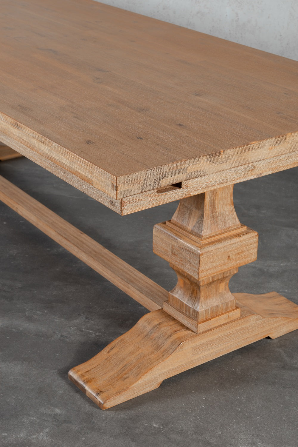 שולחן אוכל אבירים נפתח מעץ מלא מקולקציית נורמנדי