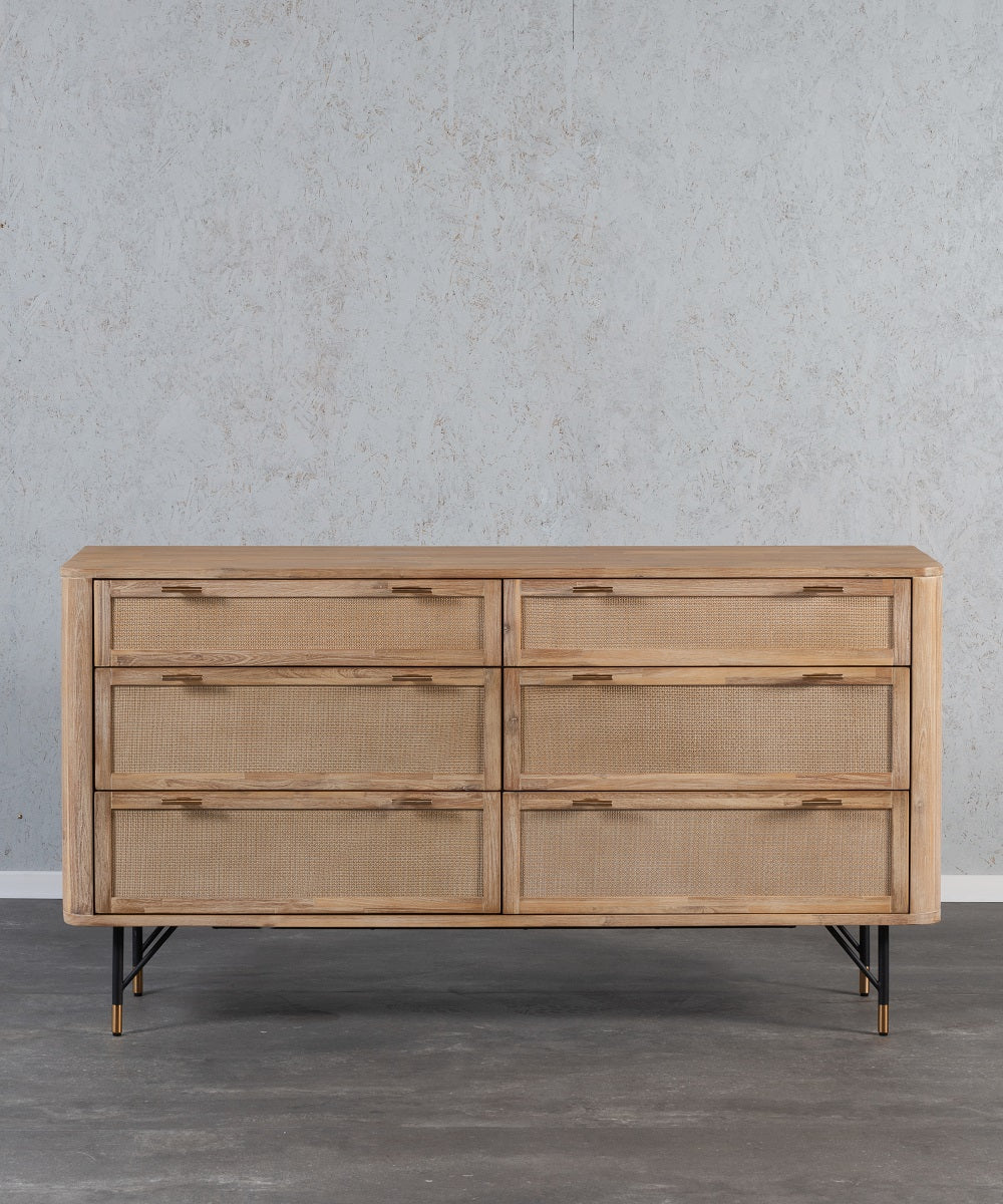 קומודה מעץ מלא בסנגון כפרי