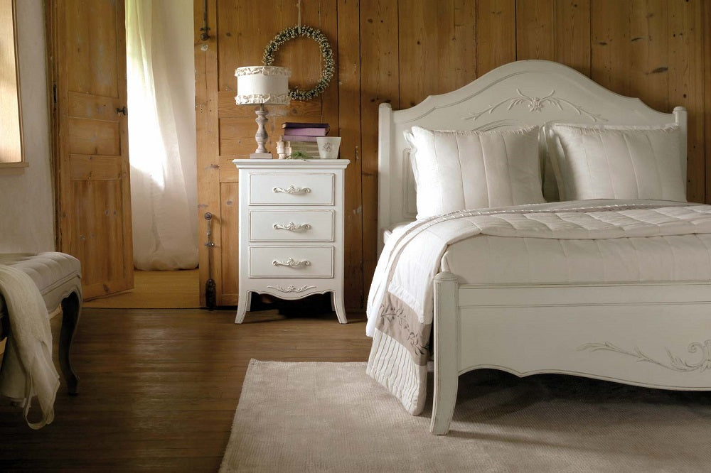 מיטה מעץ מלא בסנגון כפרי