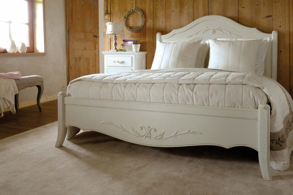 מיטה מעץ מלא בסנגון כפרי