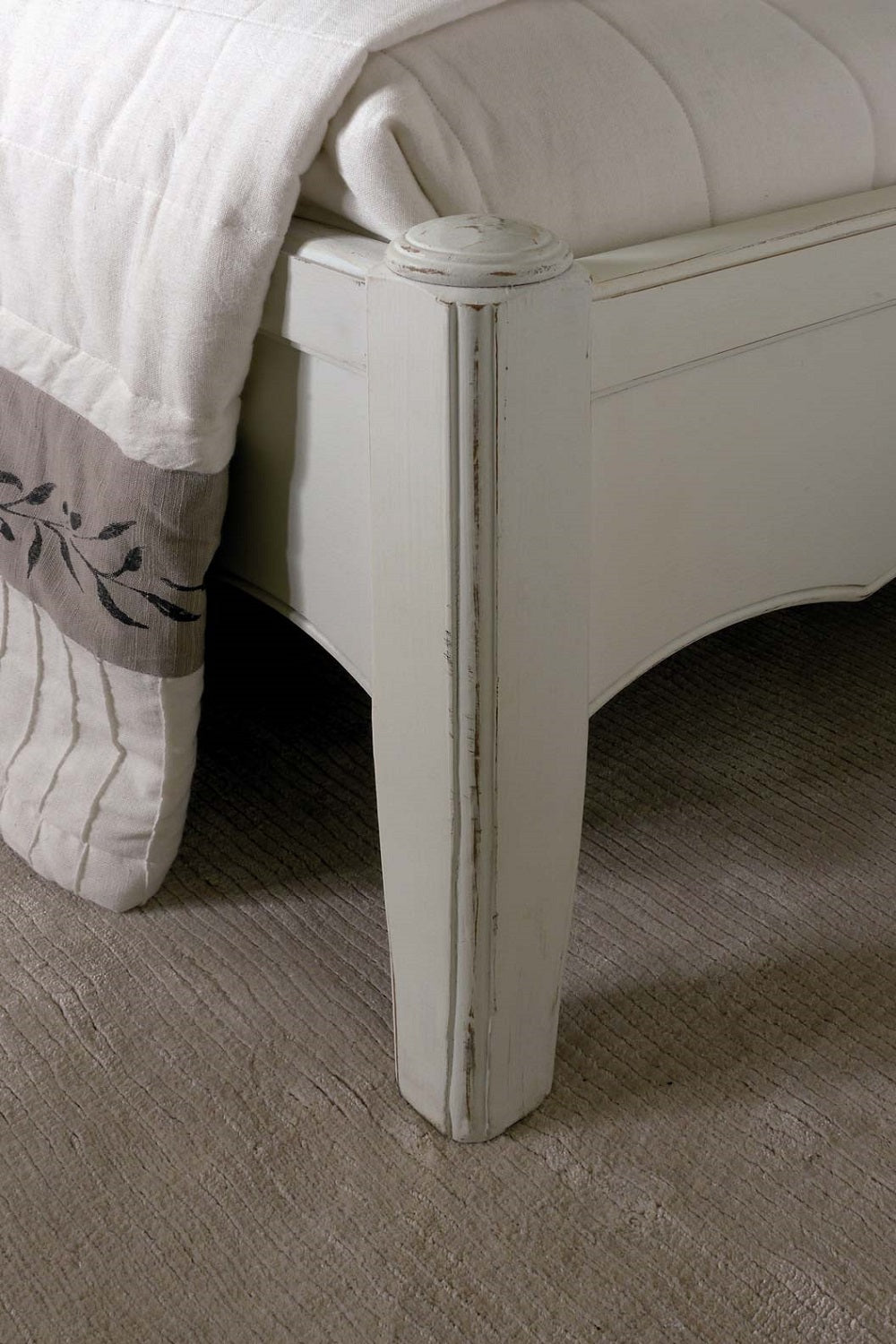 מיטה זוגית מעץ מקולקציית לוברון בגוון לבן 120/200