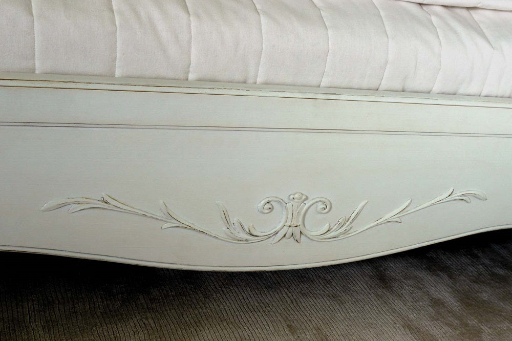 מיטה זוגית מעץ מקולקציית לוברון בגוון לבן 120/200