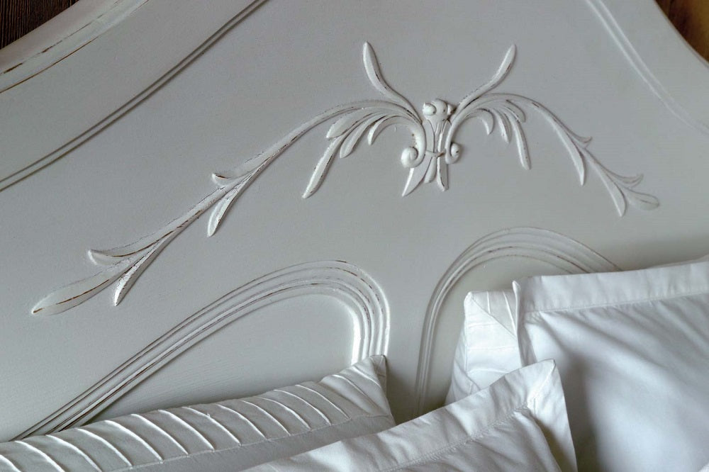 מיטה זוגית מעץ מקולקציית לוברון בגוון לבן 120/200