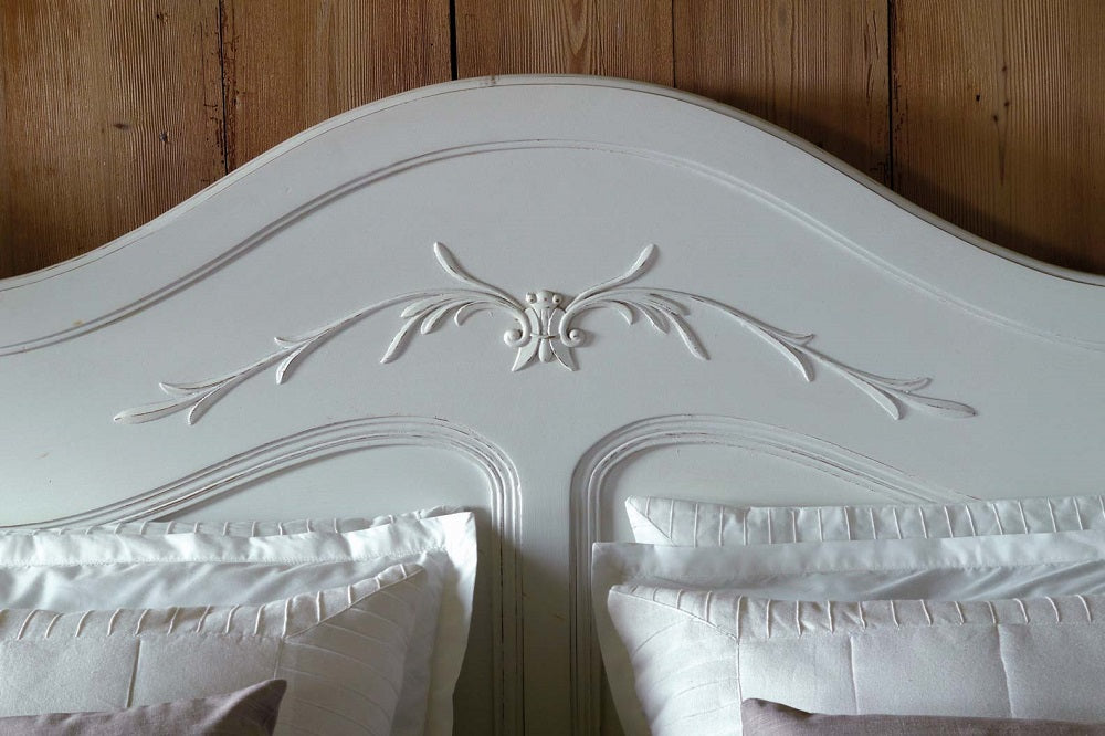 מיטה זוגית מעץ מקולקציית לוברון בגוון לבן 120/200