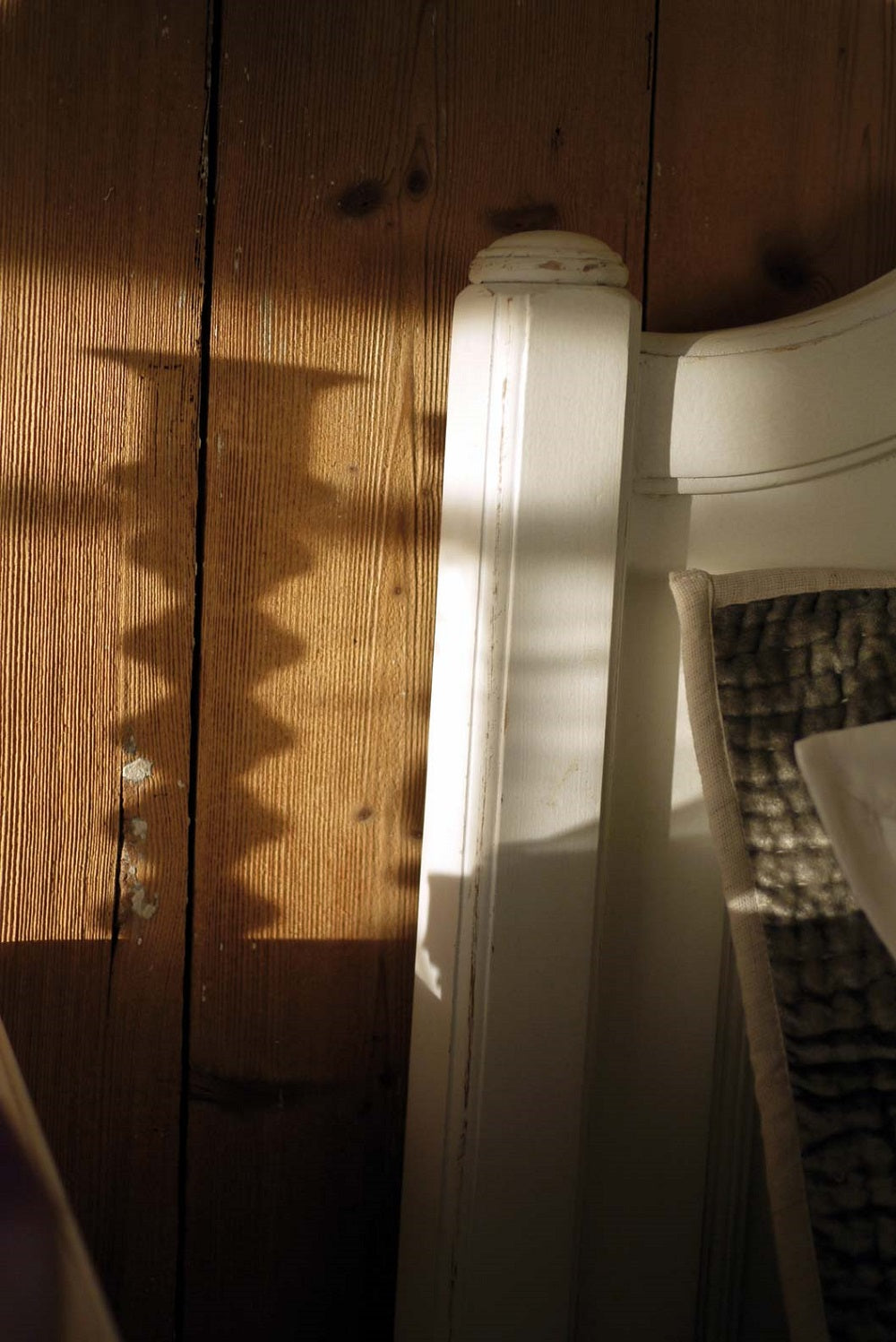 מיטה זוגית מעץ מקולקציית לוברון בגוון לבן 120/200